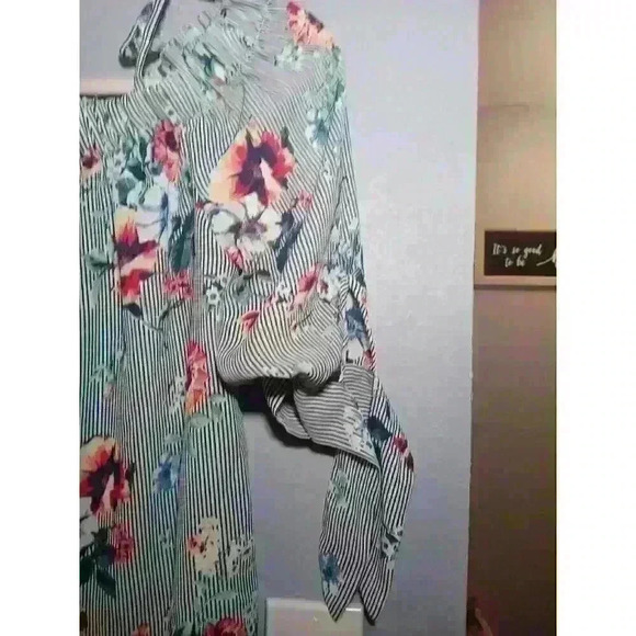 A Byer Sz Medium Top Flowy Striped Floral Print Blouse Tie Cuffs NWT - Picture 2 of 7